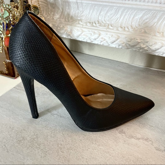 Charlotte Russe Shoes - Charlotte Russe patterned black pumps
